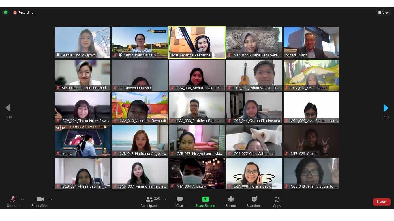 The picture shows a documentation of Ciputra University students when they joined the guest lecture from Professor Roberts