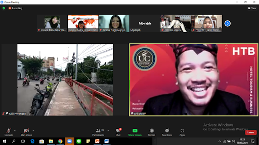 Mr.Stanley, lecture of HTB UC tells about the history of Red Bridge Surabaya