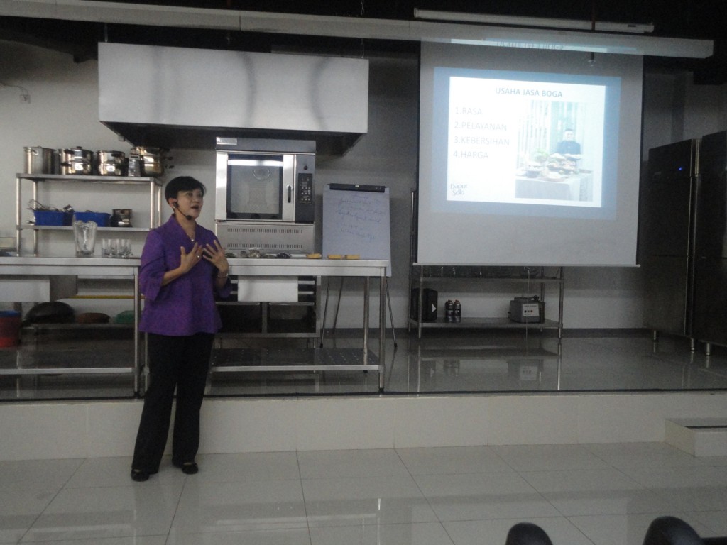 Bu Swan Kumarga (Owner of Dapur Solo)