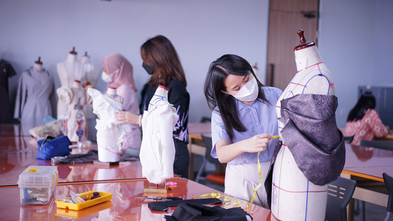 Mengikuti Arus Tren Mode Kontemporer dalam Fashion Design