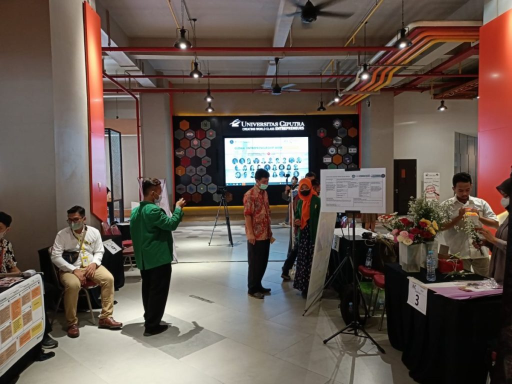 Dr. David Sukardi Kodrat, M.M., CPM (Asia), Ketua tim Program Kompetisi Kampus Merdeka (PKKM) UC, saat melakukan asesmen terhadap prototype peserta Demo Day. (Foto: Suryadi for jatimnow.com)
