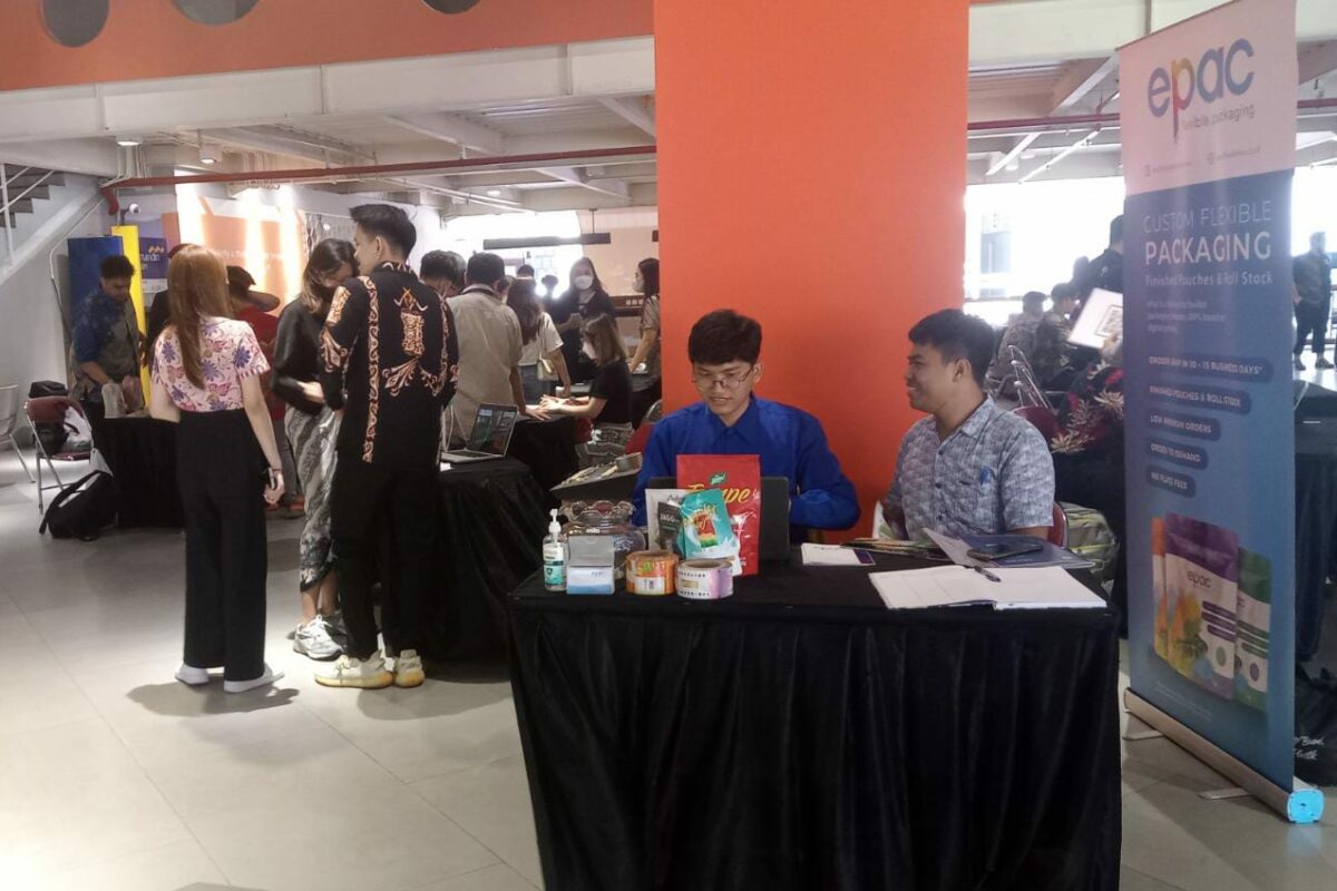 Suasana kegiatan Pameran Business Pitching di corepreneur, Universitas Ciputra Surabaya