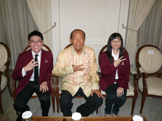Mahasiswa UC Foto Bersama Dengan Pak Ci Mahasiswa UC Foto Bersama Dengan Pak Ci