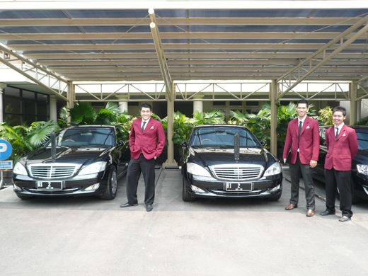 Mejeng dengan mobil dinas RI-2 Mejeng dengan mobil dinas RI-2