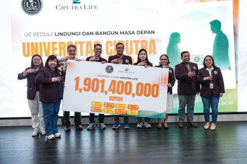 Jajaran Dekan, Rektorat, Ciputra Life, dan Student Welfare Universitas Ciputra memegang dana pertanggungan
